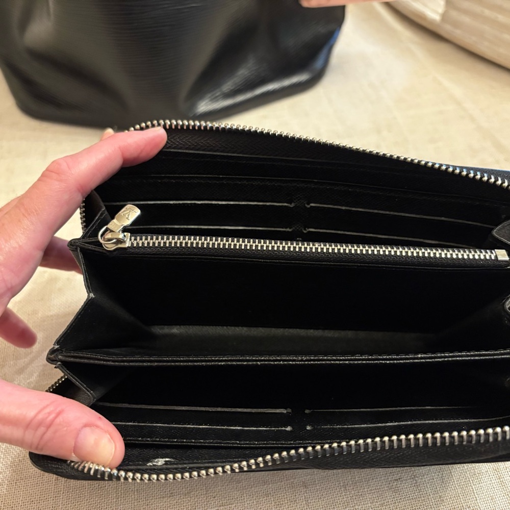 Louis Vuitton Black Shoulder Bag with Sleek Design - Picture 9 of 9